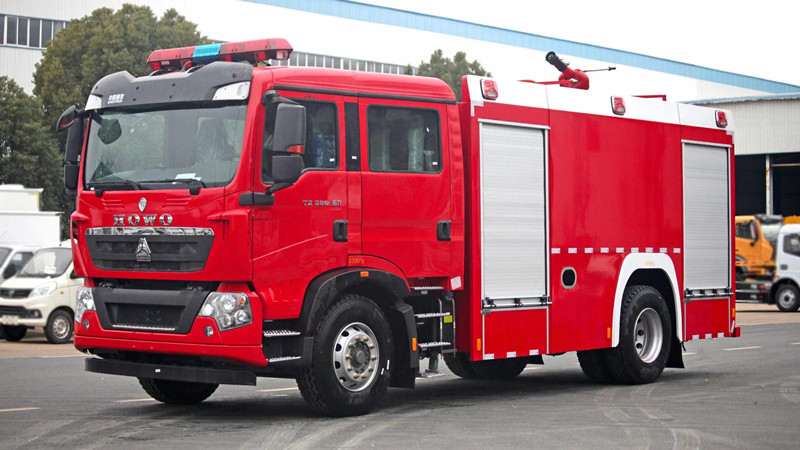 重汽豪沃泡沫消防車(chē)_8噸泡沫消防車(chē)